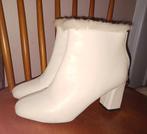 Dames enkellaarsjes. Maat 39. Cremekleurig. Fashionshoes., Vêtements | Femmes, Chaussures, Fashionshoes, Enlèvement ou Envoi, Beige