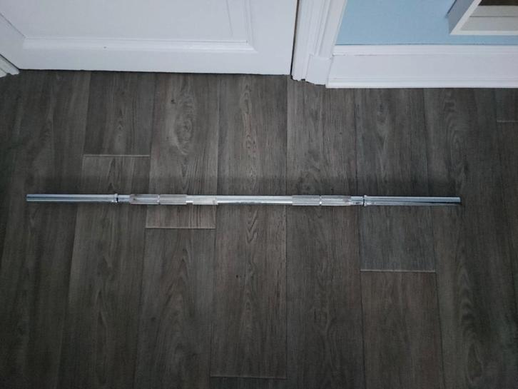 1 x Domyos korte halterstang 2,8cm. (Zeer goede staat!), Sport en Fitness, Fitnessmaterialen, Gebruikt, Halterstangen, Armen, Benen