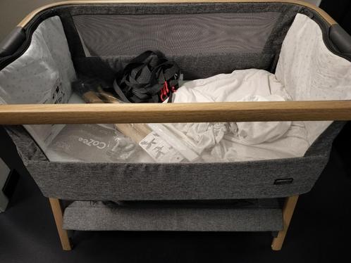 Cozee Tutti Bambini Bedside co sleeper (reis)wieg grijs/hout, Kinderen en Baby's, Kinderkamer | Bedden, Zo goed als nieuw, Minder dan 140 cm