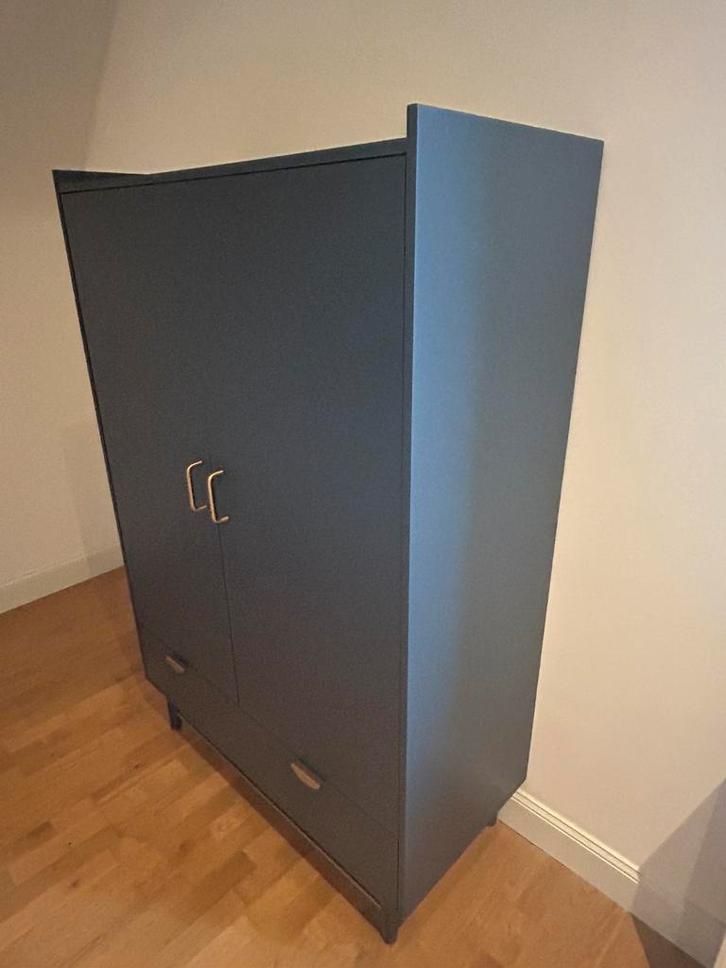 Armoire moderne – parfait état, Maison & Meubles, Armoires | Armoires murales, Neuf, 100 à 150 cm, Moins de 150 cm, 25 à 50 cm