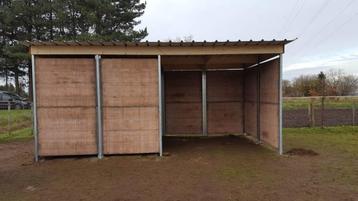 paardenstal pakket uit steenschotten, houten stallen, stal beschikbaar voor biedingen