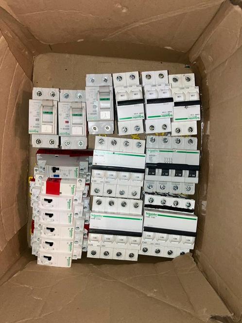 Schneider zekeringautomaten en aardlekschakelaars, Doe-het-zelf en Bouw, Elektriciteit en Kabels, Gebruikt, Overige typen, Ophalen