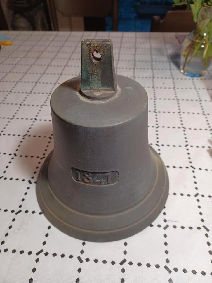 Bronzen luidklok.3,375 kg. 21 x 16,5  cm. Jaar 1841., Antiek en Kunst, Antiek | Brons en Koper, Koper, Ophalen of Verzenden