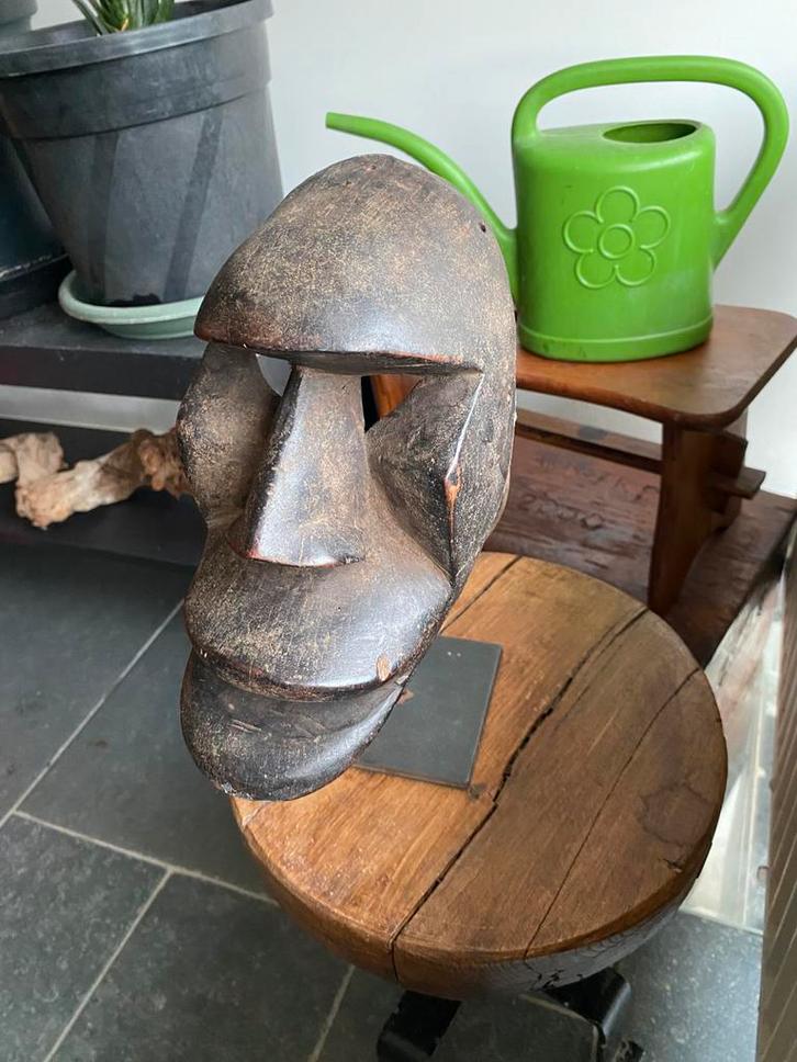 Afrikaans masker hangend of op statief., Antiek en Kunst, Kunst | Niet-Westerse kunst, Ophalen of Verzenden