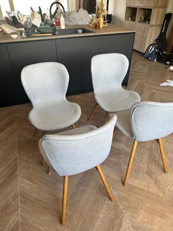 Stoelen beschikbaar voor biedingen