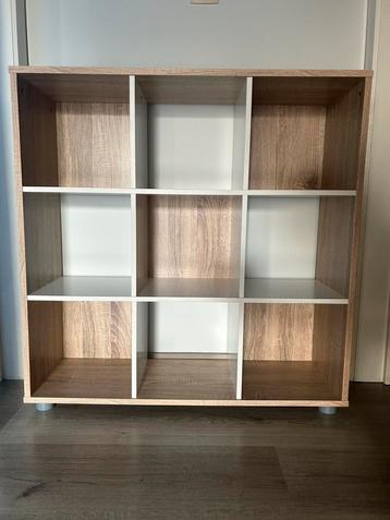 Kast met 9 vakjes waarvan 4 open.