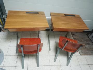 2 vintage schoolbanken en stoelen