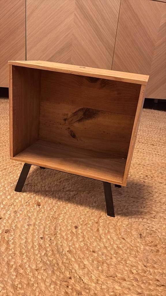 Kleine houten kast met metalen poten — industriële stijl, Huis en Inrichting, Woonaccessoires | Etagères, Zo goed als nieuw, Ophalen
