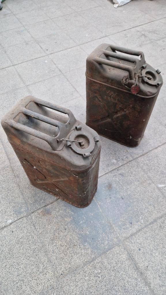 2 Vintage militaire Jerrycans USA QMC – Militaria, Verzamelen, Militaria | Algemeen, Ophalen