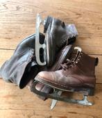 Oude retro vintage lederen schoen schaatsen 2 paar, Sports & Fitness, Patinage, Enlèvement ou Envoi