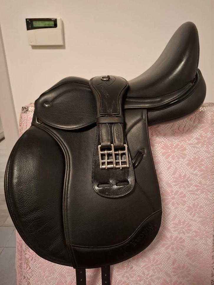Ikonic light dressuurzadel 16,5 inch, Dieren en Toebehoren, Paarden en Pony's | Zadels, Zo goed als nieuw, Dressuur, Ophalen