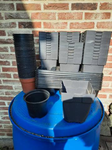 Zwarte vierkante en ronde zaaipot/ bloempot, 10 voor 1 euro beschikbaar voor biedingen