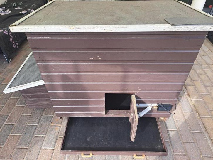 Stevig kippenhok met zonnepaneel voor automatische sluiting, Dieren en Toebehoren, Pluimvee | Toebehoren, Zo goed als nieuw, Kippenhok of Kippenren