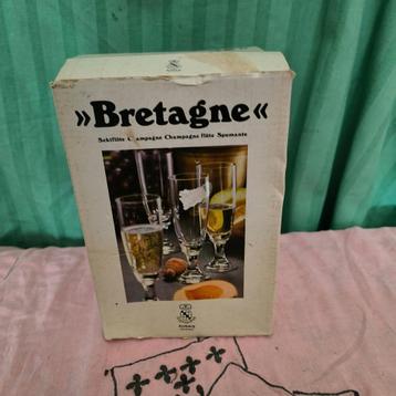 Doosje met 4 kristallen champagneglazen beschikbaar voor biedingen