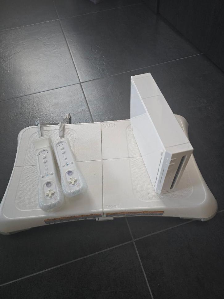 Nintendo Wii met Balance Board + 2 controllers + 8 games, Games en Spelcomputers, Spelcomputers | Nintendo Wii, Gebruikt, Met 2 controllers