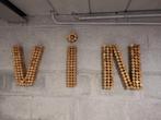 Lettres VIN en bouchons sur bois. Hauteur 45 cm, Ophalen, Zo goed als nieuw