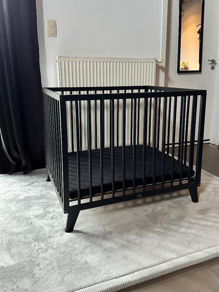 Babybox zwart TWF Romeo + matras + hoezen, Enfants & Bébés, Parcs, Neuf, Réglable en hauteur, Enlèvement