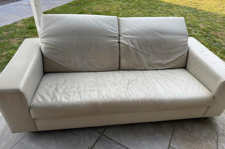 2-zit en 3-zit zetels in lichtgrijs leder genre Natuzzi, Huis en Inrichting, Zetels | Zetels, Gebruikt, Rechte bank, Overige maten
