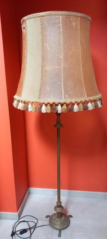 Staande retro antieke lamp beschikbaar voor biedingen