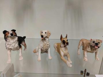 Beeldjes van honden beschikbaar voor biedingen