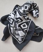 Sjaaltje - vierkant model, Veritas, Envoi, Porté, Écharpe