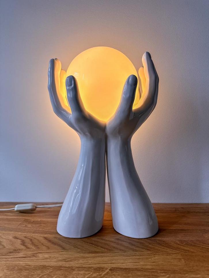 vintage lamp handen houden lichtbol vast, Maison & Meubles, Lampes | Lampes de table, Comme neuf, Moins de 50 cm, Autres matériaux