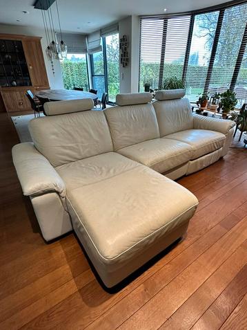 Canapé trois places avec chaise longue en cuir blanc  disponible aux enchères