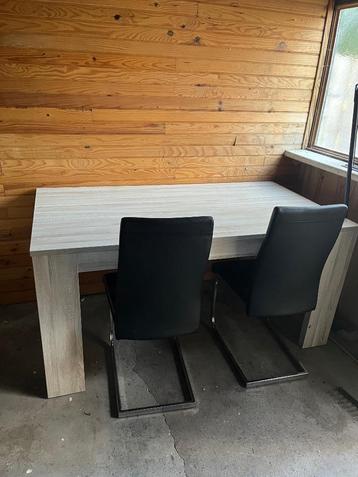 Tafel met 4 stoelen beschikbaar voor biedingen