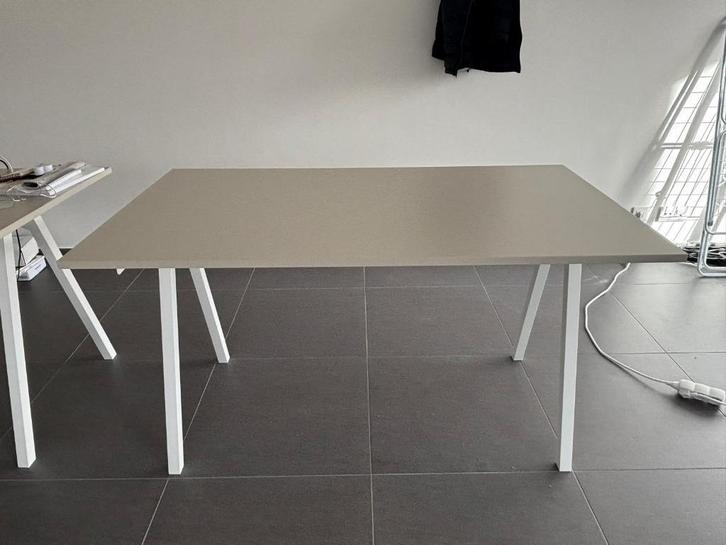 TROTTEN desk by IKEA (beige/white, size 140  80 cm), Huis en Inrichting, Bureaus, Zo goed als nieuw, Bureau, Ophalen