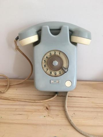 Vintage telefoon beschikbaar voor biedingen