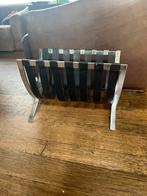 Design kranten houder, Ophalen
