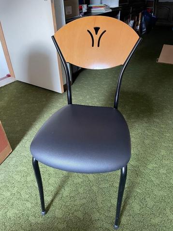 Zes keukenstoelen beschikbaar voor biedingen