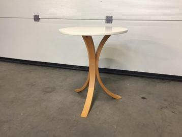 (102) Mooie bijzettafel witte kleur beschikbaar voor biedingen