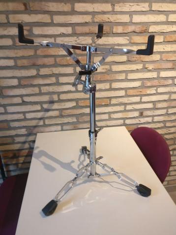 Snare drum stand Pearl S-830 disponible aux enchères