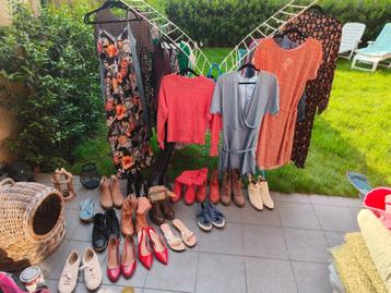 Kledij dames maat S en M - schoenen maat 40 beschikbaar voor biedingen