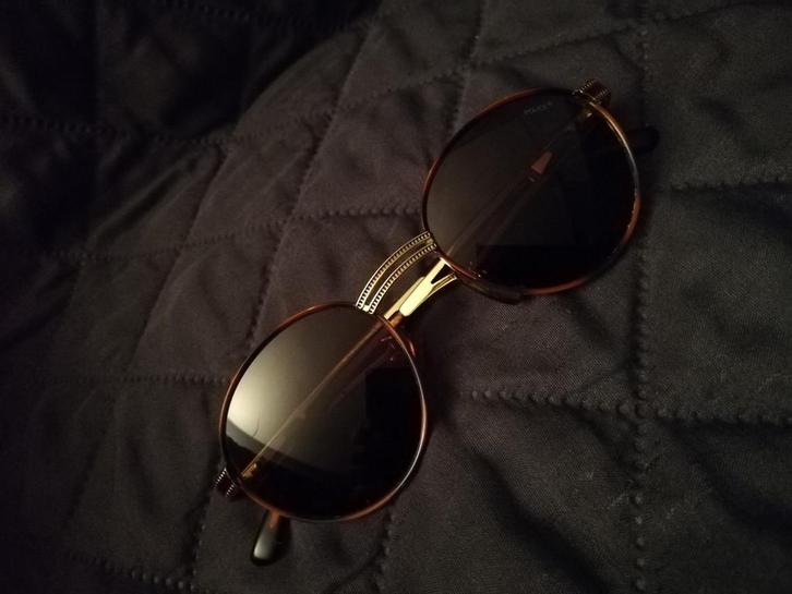 Lunettes de soleil Police originales pour hommes avec étui, Bijoux, Sacs & Beauté, Lunettes de Soleil & Lunettes | Hommes, Comme neuf