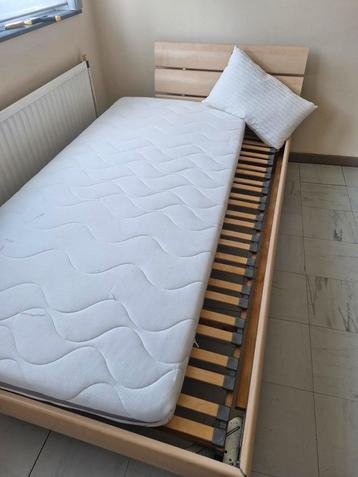 1 persoonsbed met matras in uitstekende staat in licht hout beschikbaar voor biedingen