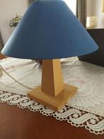 Landelijke tafellamp met houten onderstel en met een blauw l, Huis en Inrichting, Lampen | Tafellampen, Ophalen, Zo goed als nieuw