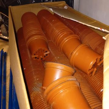100 pots de fleur en plastique beschikbaar voor biedingen