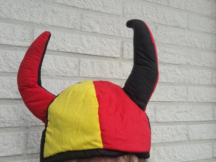 24 nieuwe  thema mutsen van de rode duivels., Verzamelen, Sportartikelen en Voetbal, Nieuw, Pet of Muts, Ophalen