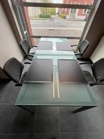 Moderne melkglas bureautafel met 4 kwaliteitsstoelen, Maison & Meubles, Bureaux, Comme neuf, Enlèvement, Bureau