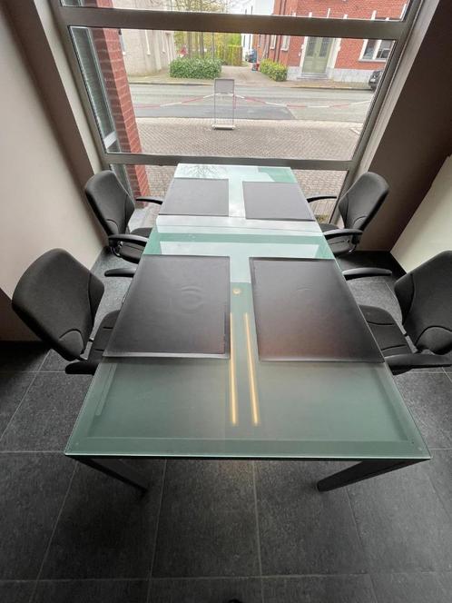 Moderne melkglas bureautafel met 4 kwaliteitsstoelen, Huis en Inrichting, Bureaus, Zo goed als nieuw, Bureau, Ophalen
