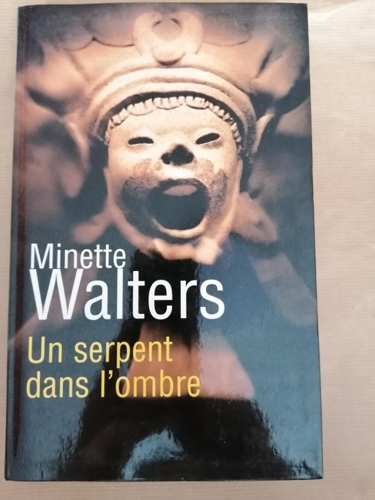 Un serpent dans l'ombre Minette Walters Grand Format 428 pag, Boeken, Romans, Gelezen, Ophalen of Verzenden