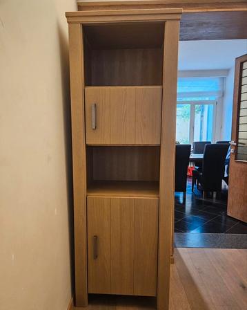 Lange houten living kast beschikbaar voor biedingen
