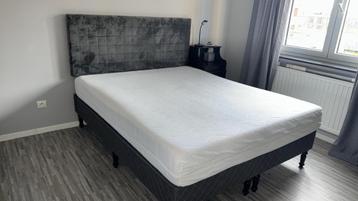 Mooi  bed met matras 160 cm