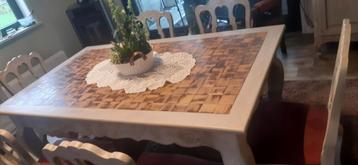eiken tafel en 6 stoelen beschikbaar voor biedingen