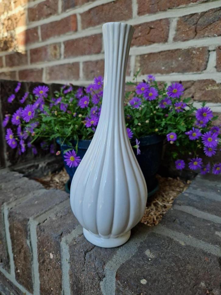 Moderne vaas in Keramiek/Porselein, Huis en Inrichting, Woonaccessoires | Vazen, Zo goed als nieuw, Wit, Minder dan 50 cm, Aardewerk of Porselein