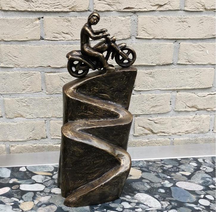 Urn: Motor - Wielrennen - Fietsen - Voetbal - Tennis - Skiën, Antiek en Kunst, Kunst | Beelden en Houtsnijwerken