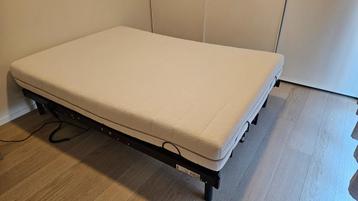  Electrische lattenbodem op poten + matras. 140x200 beschikbaar voor biedingen