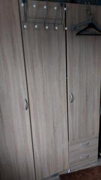 Klerenkast zonder kleren en kapstokken, Ophalen